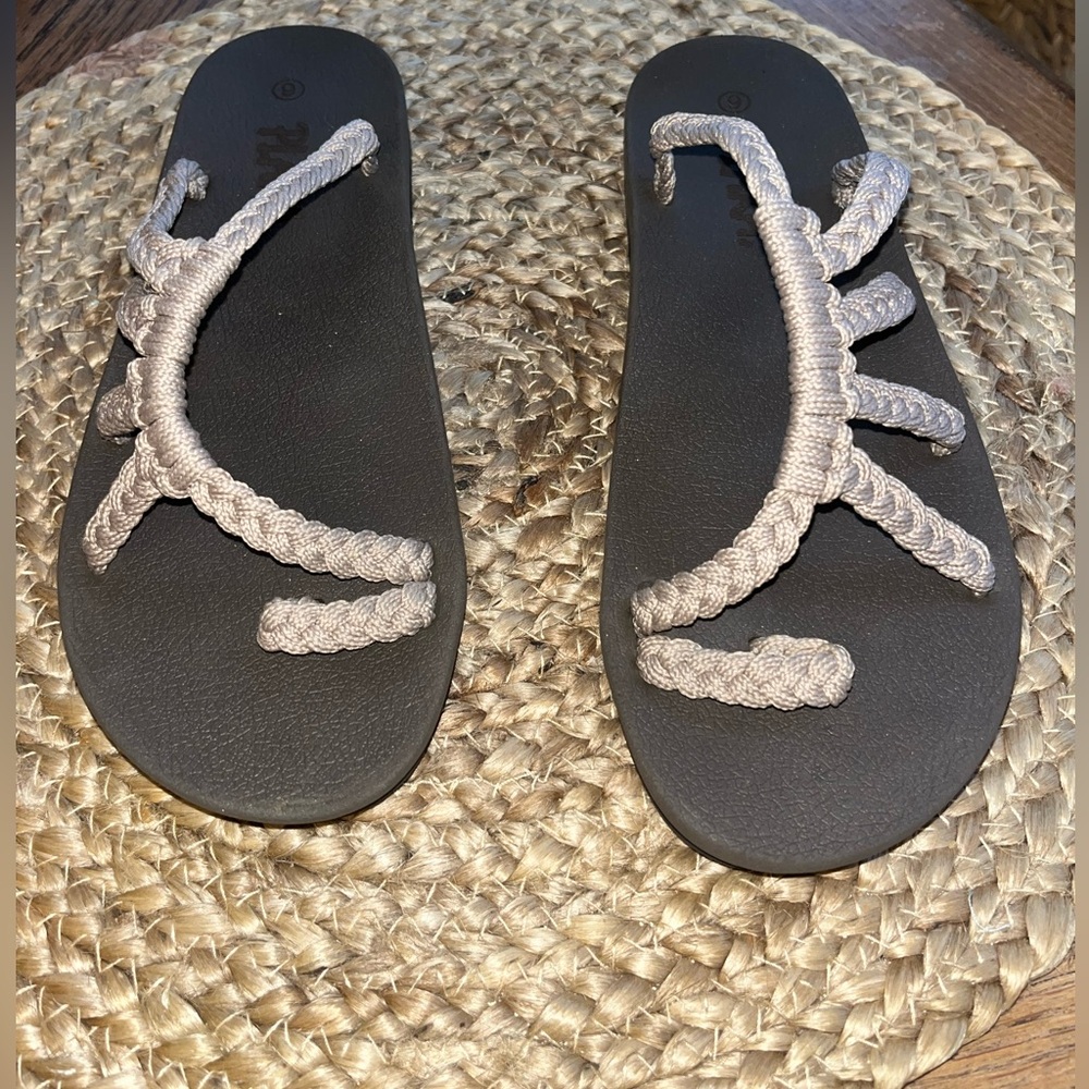 Plaka Women's sandals with arch support